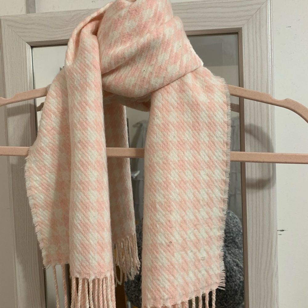 Sweet pink houndstooth scarf